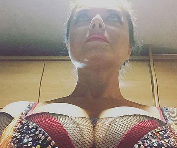 Наташа Королева на спор показала грудь в Instagram