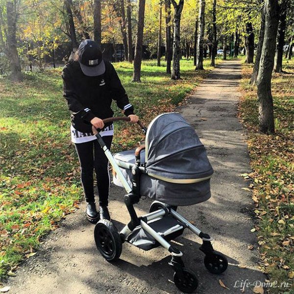 Виктория Дайнеко впервые прогулялась в парке с дочкой