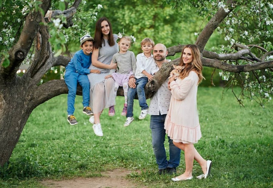 Красивая фотосессия в парке сестёр Агибаловых со своими семьями