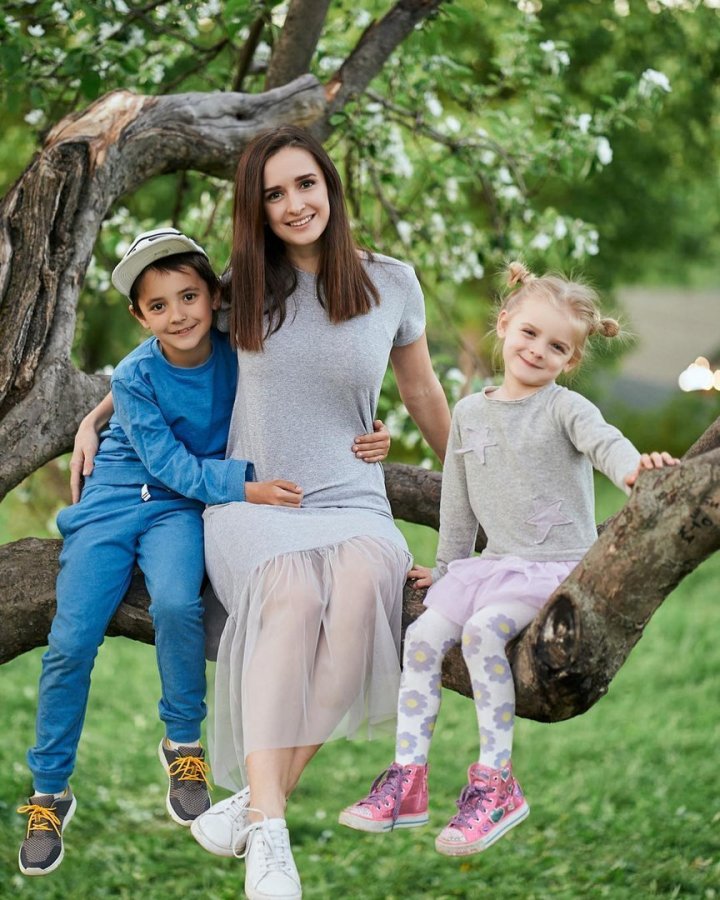 Красивая фотосессия в парке сестёр Агибаловых со своими семьями