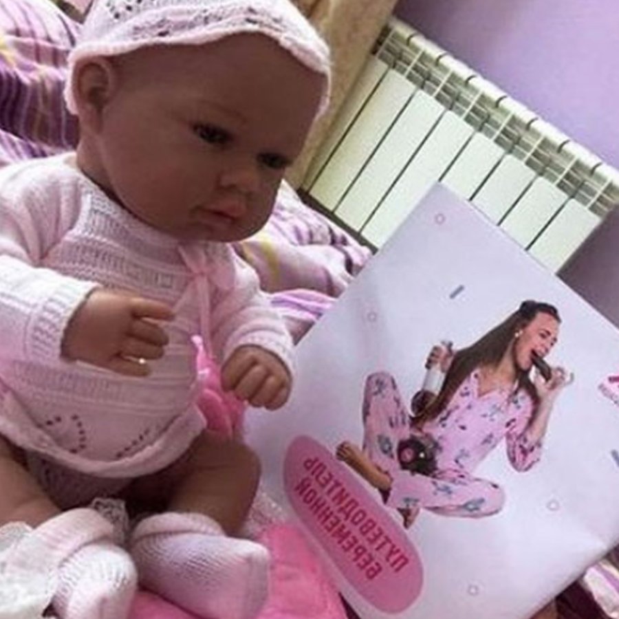 Алена Савкина показала куклу, которую хейтеры Ольги Рапунцель приняли за якобы вымышленного ребенка девушки