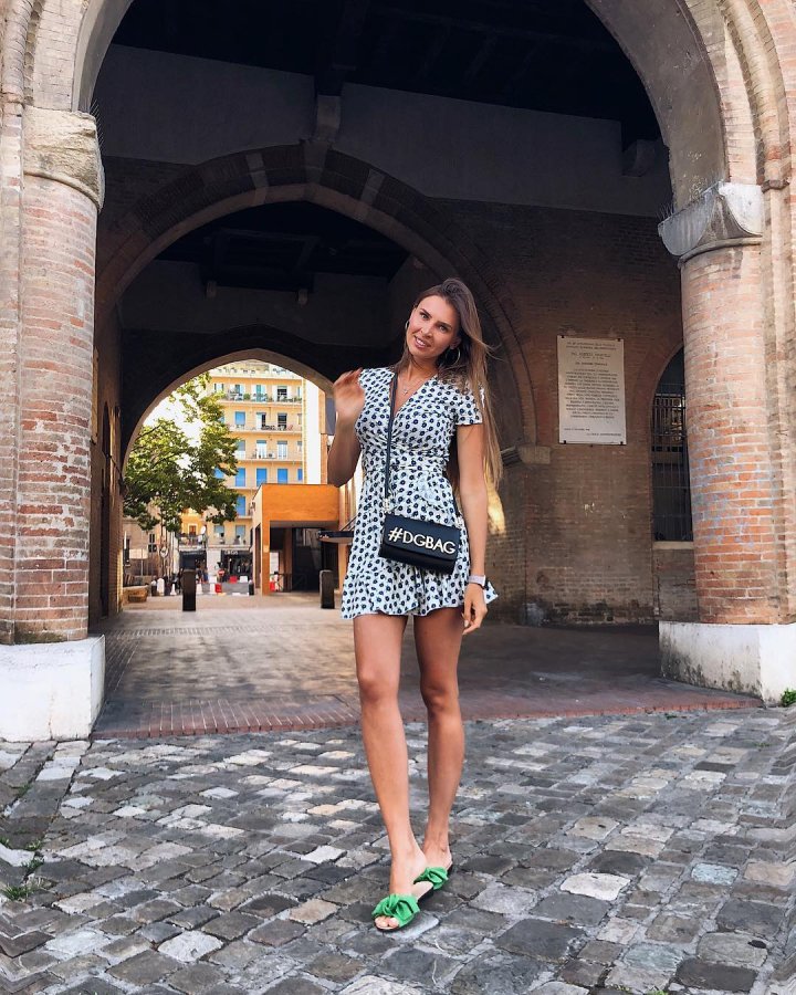 Экс-участница «Дом 2» Элла Суханова на отдыхе в Италии