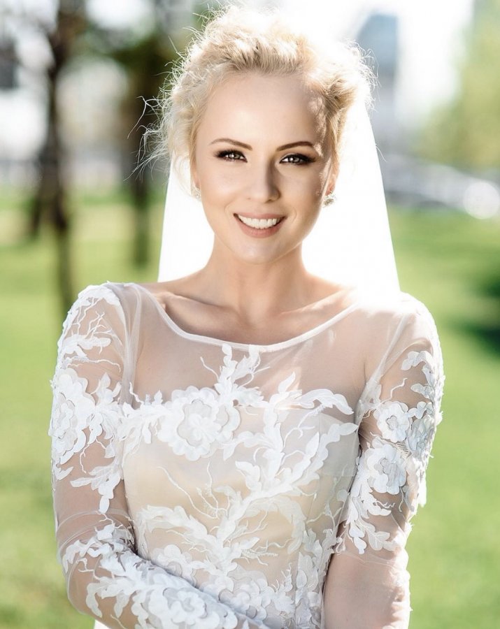Фотосессия прекрасной Александры Харитоновой в свадебных платьях
