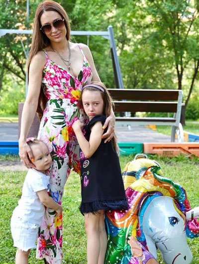 Алена Ашмарина прокомментировала тот факт, что у ее детей разные отцы