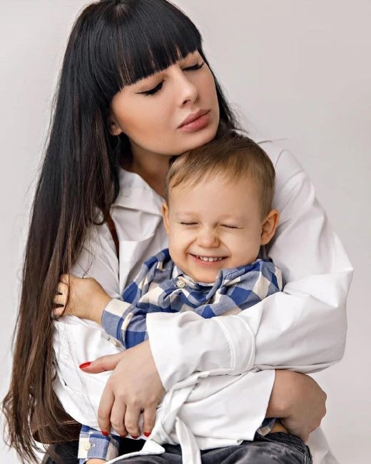 Красивая фотоссесия экс-участницы «Дом 2» Нелли Ермолаевой с сыном Мироном 